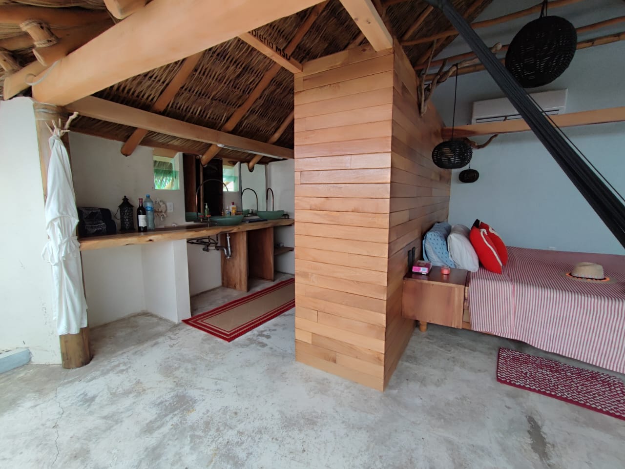 Recámara Solar — baño y cama